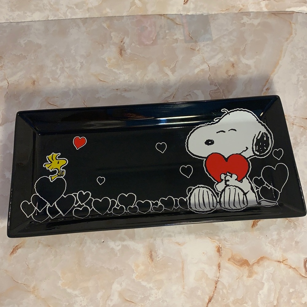 Peanuts: Snoopy black love platter.